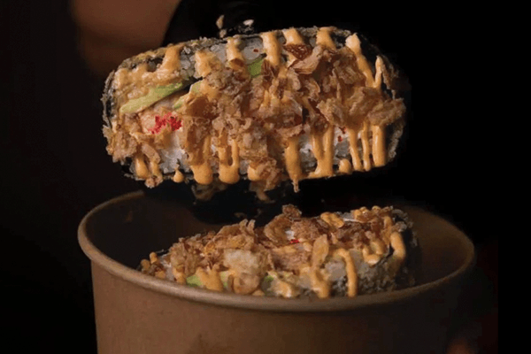 Смачний суші бургер з креветкою в Ролланд Суші Миколаїв